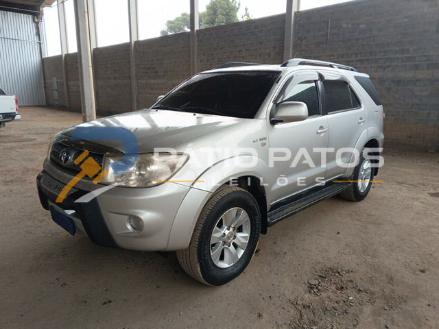 TOYOTA - HILUX SW4 4X2SR 2009/2009; PRATA; GASOLINA
